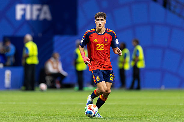 Pau Cubarsi (7.2): Một buổi tối khá thong dong cho tài năng trẻ của Barcelona khi Cape Verde gần như không gây ra áp lực đáng kể phía trên.

Aymeric Laporte (7.2): Buộc thủ môn Vozinha phải trổ tài cứu thua sau pha đánh đầu hiểm hóc ở cuối hiệp một; chơi điềm tĩnh và chắc chắn trong phòng ngự.

Marc Cucurella (7.3): Cầu thủ tấn công nguy hiểm nhất của Tây Ban Nha, kiến tạo hai cơ hội ngon ăn cho Ferran Torres, tuy nhiên, đồng đội không thể tận dụng thành công.

Pedri (6.7): Nhạc trưởng của Barcelona không ngừng nỗ lực tạo đột biến, tuy nhiên, đây là màn trình diễn kém so với tiêu chuẩn cao thường ngày của anh. Cầu thủ mang áo số 20 lẽ ra phải làm chủ được những trận đấu như thế này.

Rodri (6.8): Làm tốt vai trò kiểm soát tuyến giữa và tạo ra cơ hội tốt nhất hiệp một bằng đường chuyền bổng tinh tế cho Marc Cucurella.

Fabian Ruiz (6.5): Nỗ lực dâng cao để tìm kiếm bàn thắng nhưng không thành công Tền vệ thuộc biên chế PSG vẫn cho thấy sự chậm chạp sau chấn thương gần đây.

Ferran Torres (6.6): Pha dứt điểm trúng xà ngang từ khoảng cách 6 mét là không thể bào chữa. Anh cũng bỏ lỡ một cơ hội khác trước khi hiệp một khép lại. Việc cầu thủ này được giữ trên sân đến 80 phút là điều khó hiểu.

Mikel Oyarzabal (6.6): Có tình huống đánh đầu bị Vozinha cản phá nhưng nhìn chung thi đấu kém hiệu quả, cho thấy Tây Ban Nha đang gặp vấn đề thực sự khi thiếu một số 9 thực thụ.

Gavi (6.7): Sự góp mặt bất ngờ trong đội hình xuất phát đã không mang lại hiệu quả. Anh hoàn toàn thiếu tính sáng tạo bên cánh trái khiến việc tiền vệ thuộc biên chế Barcelona bị thay ra sớm là điều tất yếu.

Lamine Yamal (6): Vào sân khi trận đấu còn 19 phút chính thức. Dù thi đấu xông xáo nhưng không thể giúp Tây Ban Nha tránh khỏi một kết quả đáng thất vọng.

Chấm điểm tuyển Tây Ban Nha. Ảnh: Bongda.com.vn.
