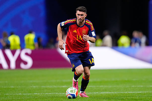 Aymeric Laporte (7.2): Buộc thủ môn Vozinha phải trổ tài cứu thua sau pha đánh đầu hiểm hóc ở cuối hiệp một; chơi điềm tĩnh và chắc chắn trong phòng ngự.

Marc Cucurella (7.3): Cầu thủ tấn công nguy hiểm nhất của Tây Ban Nha, kiến tạo hai cơ hội ngon ăn cho Ferran Torres, tuy nhiên, đồng đội không thể tận dụng thành công.

Pedri (6.7): Nhạc trưởng của Barcelona không ngừng nỗ lực tạo đột biến, tuy nhiên, đây là màn trình diễn kém so với tiêu chuẩn cao thường ngày của anh. Cầu thủ mang áo số 20 lẽ ra phải làm chủ được những trận đấu như thế này.

Rodri (6.8): Làm tốt vai trò kiểm soát tuyến giữa và tạo ra cơ hội tốt nhất hiệp một bằng đường chuyền bổng tinh tế cho Marc Cucurella.

Fabian Ruiz (6.5): Nỗ lực dâng cao để tìm kiếm bàn thắng nhưng không thành công Tền vệ thuộc biên chế PSG vẫn cho thấy sự chậm chạp sau chấn thương gần đây.

Ferran Torres (6.6): Pha dứt điểm trúng xà ngang từ khoảng cách 6 mét là không thể bào chữa. Anh cũng bỏ lỡ một cơ hội khác trước khi hiệp một khép lại. Việc cầu thủ này được giữ trên sân đến 80 phút là điều khó hiểu.

Mikel Oyarzabal (6.6): Có tình huống đánh đầu bị Vozinha cản phá nhưng nhìn chung thi đấu kém hiệu quả, cho thấy Tây Ban Nha đang gặp vấn đề thực sự khi thiếu một số 9 thực thụ.

Gavi (6.7): Sự góp mặt bất ngờ trong đội hình xuất phát đã không mang lại hiệu quả. Anh hoàn toàn thiếu tính sáng tạo bên cánh trái khiến việc tiền vệ thuộc biên chế Barcelona bị thay ra sớm là điều tất yếu.

Lamine Yamal (6): Vào sân khi trận đấu còn 19 phút chính thức. Dù thi đấu xông xáo nhưng không thể giúp Tây Ban Nha tránh khỏi một kết quả đáng thất vọng.

Chấm điểm tuyển Tây Ban Nha. Ảnh: Bongda.com.vn.
