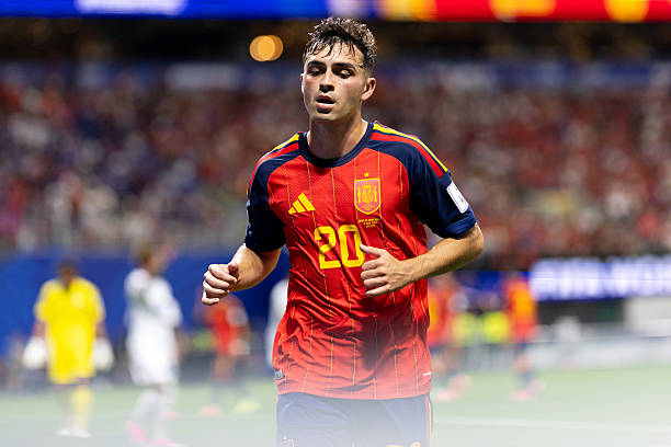 Pedri (6.7): Nhạc trưởng của Barcelona không ngừng nỗ lực tạo đột biến, tuy nhiên, đây là màn trình diễn kém so với tiêu chuẩn cao thường ngày của anh. Cầu thủ mang áo số 20 lẽ ra phải làm chủ được những trận đấu như thế này.

Rodri (6.8): Làm tốt vai trò kiểm soát tuyến giữa và tạo ra cơ hội tốt nhất hiệp một bằng đường chuyền bổng tinh tế cho Marc Cucurella.

Fabian Ruiz (6.5): Nỗ lực dâng cao để tìm kiếm bàn thắng nhưng không thành công Tền vệ thuộc biên chế PSG vẫn cho thấy sự chậm chạp sau chấn thương gần đây.

Ferran Torres (6.6): Pha dứt điểm trúng xà ngang từ khoảng cách 6 mét là không thể bào chữa. Anh cũng bỏ lỡ một cơ hội khác trước khi hiệp một khép lại. Việc cầu thủ này được giữ trên sân đến 80 phút là điều khó hiểu.

Mikel Oyarzabal (6.6): Có tình huống đánh đầu bị Vozinha cản phá nhưng nhìn chung thi đấu kém hiệu quả, cho thấy Tây Ban Nha đang gặp vấn đề thực sự khi thiếu một số 9 thực thụ.

Gavi (6.7): Sự góp mặt bất ngờ trong đội hình xuất phát đã không mang lại hiệu quả. Anh hoàn toàn thiếu tính sáng tạo bên cánh trái khiến việc tiền vệ thuộc biên chế Barcelona bị thay ra sớm là điều tất yếu.

Lamine Yamal (6): Vào sân khi trận đấu còn 19 phút chính thức. Dù thi đấu xông xáo nhưng không thể giúp Tây Ban Nha tránh khỏi một kết quả đáng thất vọng.

Chấm điểm tuyển Tây Ban Nha. Ảnh: Bongda.com.vn.