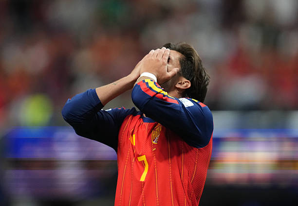 Ferran Torres (6.6): Pha dứt điểm trúng xà ngang từ khoảng cách 6 mét là không thể bào chữa. Anh cũng bỏ lỡ một cơ hội khác trước khi hiệp một khép lại. Việc cầu thủ này được giữ trên sân đến 80 phút là điều khó hiểu.

Mikel Oyarzabal (6.6): Có tình huống đánh đầu bị Vozinha cản phá nhưng nhìn chung thi đấu kém hiệu quả, cho thấy Tây Ban Nha đang gặp vấn đề thực sự khi thiếu một số 9 thực thụ.

Gavi (6.7): Sự góp mặt bất ngờ trong đội hình xuất phát đã không mang lại hiệu quả. Anh hoàn toàn thiếu tính sáng tạo bên cánh trái khiến việc tiền vệ thuộc biên chế Barcelona bị thay ra sớm là điều tất yếu.

Lamine Yamal (6): Vào sân khi trận đấu còn 19 phút chính thức. Dù thi đấu xông xáo nhưng không thể giúp Tây Ban Nha tránh khỏi một kết quả đáng thất vọng.

Chấm điểm tuyển Tây Ban Nha. Ảnh: Bongda.com.vn.
