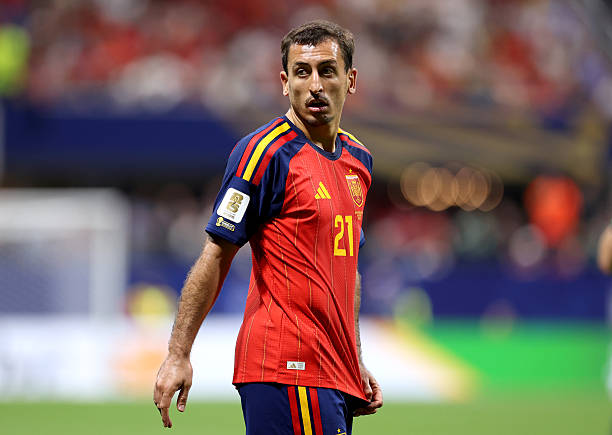 Mikel Oyarzabal (6.6): Có tình huống đánh đầu bị Vozinha cản phá nhưng nhìn chung thi đấu kém hiệu quả, cho thấy Tây Ban Nha đang gặp vấn đề thực sự khi thiếu một số 9 thực thụ.

Gavi (6.7): Sự góp mặt bất ngờ trong đội hình xuất phát đã không mang lại hiệu quả. Anh hoàn toàn thiếu tính sáng tạo bên cánh trái khiến việc tiền vệ thuộc biên chế Barcelona bị thay ra sớm là điều tất yếu.

Lamine Yamal (6): Vào sân khi trận đấu còn 19 phút chính thức. Dù thi đấu xông xáo nhưng không thể giúp Tây Ban Nha tránh khỏi một kết quả đáng thất vọng.

Chấm điểm tuyển Tây Ban Nha. Ảnh: Bongda.com.vn.