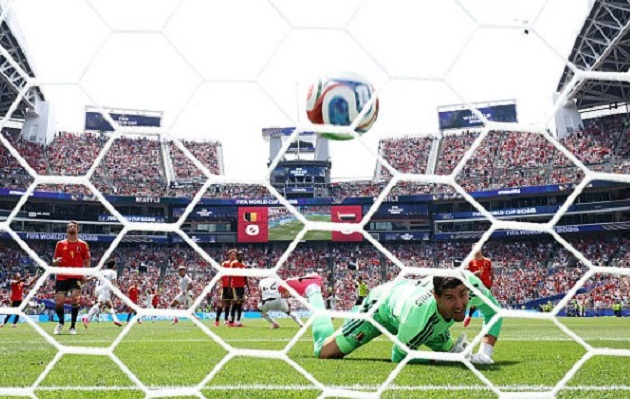 Thibaut Courtois (7.2): Có hai pha cứu thua xuất sắc nhưng bất lực trước cú sút xa của Ashour ở phút 19. 

Thomas Meunier (6.7): Dù chọn vị trí tệ tạo khoảng trống cho Ashour ghi bàn, anh đã sửa sai bằng quả tạt khó chịu buộc đối phương phản lưới nhà.

Nathan Ngoy (6.6): Suýt trả giá vì chuyền bóng vào chân Marmoush khiến đội nhà chịu một đợt phản công nguy hiểm.

Brandon Mechele (6.8): Chơi bóng khá ổn và có vài pha tắc bóng mạnh mẽ, nhưng nhìn chung chưa tạo được sự tin cậy trước hàng công cơ động của Ai Cập.

Timothy Castagne (6.2): Nhận thẻ vàng sớm từ phút 14 do kéo ngã Salah và bất ngờ khi huấn luyện viên chờ đến hiệp hai mới rút anh ra nghỉ.

Amadou Onana (6.5): Có một trận đấu mờ nhạt, hoàn toàn thất bại trong việc áp đặt thế trận khu trung tuyến và bị rút ra trước khi trận đấu trôi qua 60 phút.

Youri Tielemans (6.8): Thi đấu không hiệu quả trong hiệp một nhưng khởi sắc hơn ở hiệp hai, chính anh là người châm ngòi cho Meunier thoát xuống dẫn đến bàn thắng.

Leandro Trossard (6.9): Sở hữu pha giật gót kiến tạo cơ hội xuất sắc cho Meunier, tuy nhiên anh không duy trì được mối đe dọa tấn công mạnh mẽ như người đồng đội.

Kevin De Bruyne (6.6): Vẫn là người dễ tạo đột biến nhất với cú đá phạt trúng cột dọc. Tuy nhiên, nhìn chung màn trình diễn của anh chưa đúng như kỳ vọng khi bỏ lỡ những cơ hội ngon ăn.

Jeremy Doku (6.9): Tận dụng tốt tốc độ và khả năng rê dắt để gây lúng túng cho đối phương, nhưng kỹ năng dứt điểm vẫn gây thất vọng khi cơ hội đến.

Charles De Ketelaere (6.5): Màn trình diễn mờ nhạt khi chỉ tạo ra một cơ hội và không sút trúng đích lần nào, nguy cơ lớn phải ngồi dự bị trận tới.