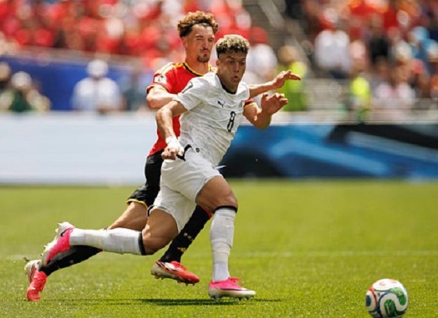 Thomas Meunier (6.7): Dù chọn vị trí tệ tạo khoảng trống cho Ashour ghi bàn, anh đã sửa sai bằng quả tạt khó chịu buộc đối phương phản lưới nhà.

Nathan Ngoy (6.6): Suýt trả giá vì chuyền bóng vào chân Marmoush khiến đội nhà chịu một đợt phản công nguy hiểm.

Brandon Mechele (6.8): Chơi bóng khá ổn và có vài pha tắc bóng mạnh mẽ, nhưng nhìn chung chưa tạo được sự tin cậy trước hàng công cơ động của Ai Cập.

Timothy Castagne (6.2): Nhận thẻ vàng sớm từ phút 14 do kéo ngã Salah và bất ngờ khi huấn luyện viên chờ đến hiệp hai mới rút anh ra nghỉ.

Amadou Onana (6.5): Có một trận đấu mờ nhạt, hoàn toàn thất bại trong việc áp đặt thế trận khu trung tuyến và bị rút ra trước khi trận đấu trôi qua 60 phút.

Youri Tielemans (6.8): Thi đấu không hiệu quả trong hiệp một nhưng khởi sắc hơn ở hiệp hai, chính anh là người châm ngòi cho Meunier thoát xuống dẫn đến bàn thắng.

Leandro Trossard (6.9): Sở hữu pha giật gót kiến tạo cơ hội xuất sắc cho Meunier, tuy nhiên anh không duy trì được mối đe dọa tấn công mạnh mẽ như người đồng đội.

Kevin De Bruyne (6.6): Vẫn là người dễ tạo đột biến nhất với cú đá phạt trúng cột dọc. Tuy nhiên, nhìn chung màn trình diễn của anh chưa đúng như kỳ vọng khi bỏ lỡ những cơ hội ngon ăn.

Jeremy Doku (6.9): Tận dụng tốt tốc độ và khả năng rê dắt để gây lúng túng cho đối phương, nhưng kỹ năng dứt điểm vẫn gây thất vọng khi cơ hội đến.

Charles De Ketelaere (6.5): Màn trình diễn mờ nhạt khi chỉ tạo ra một cơ hội và không sút trúng đích lần nào, nguy cơ lớn phải ngồi dự bị trận tới.