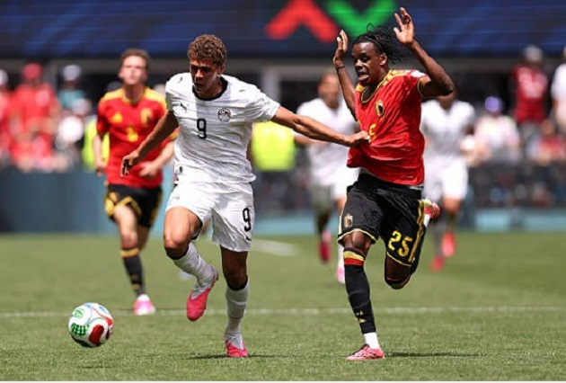 Nathan Ngoy (6.6): Suýt trả giá vì chuyền bóng vào chân Marmoush khiến đội nhà chịu một đợt phản công nguy hiểm.

Brandon Mechele (6.8): Chơi bóng khá ổn và có vài pha tắc bóng mạnh mẽ, nhưng nhìn chung chưa tạo được sự tin cậy trước hàng công cơ động của Ai Cập.

Timothy Castagne (6.2): Nhận thẻ vàng sớm từ phút 14 do kéo ngã Salah và bất ngờ khi huấn luyện viên chờ đến hiệp hai mới rút anh ra nghỉ.

Amadou Onana (6.5): Có một trận đấu mờ nhạt, hoàn toàn thất bại trong việc áp đặt thế trận khu trung tuyến và bị rút ra trước khi trận đấu trôi qua 60 phút.

Youri Tielemans (6.8): Thi đấu không hiệu quả trong hiệp một nhưng khởi sắc hơn ở hiệp hai, chính anh là người châm ngòi cho Meunier thoát xuống dẫn đến bàn thắng.

Leandro Trossard (6.9): Sở hữu pha giật gót kiến tạo cơ hội xuất sắc cho Meunier, tuy nhiên anh không duy trì được mối đe dọa tấn công mạnh mẽ như người đồng đội.

Kevin De Bruyne (6.6): Vẫn là người dễ tạo đột biến nhất với cú đá phạt trúng cột dọc. Tuy nhiên, nhìn chung màn trình diễn của anh chưa đúng như kỳ vọng khi bỏ lỡ những cơ hội ngon ăn.

Jeremy Doku (6.9): Tận dụng tốt tốc độ và khả năng rê dắt để gây lúng túng cho đối phương, nhưng kỹ năng dứt điểm vẫn gây thất vọng khi cơ hội đến.

Charles De Ketelaere (6.5): Màn trình diễn mờ nhạt khi chỉ tạo ra một cơ hội và không sút trúng đích lần nào, nguy cơ lớn phải ngồi dự bị trận tới.