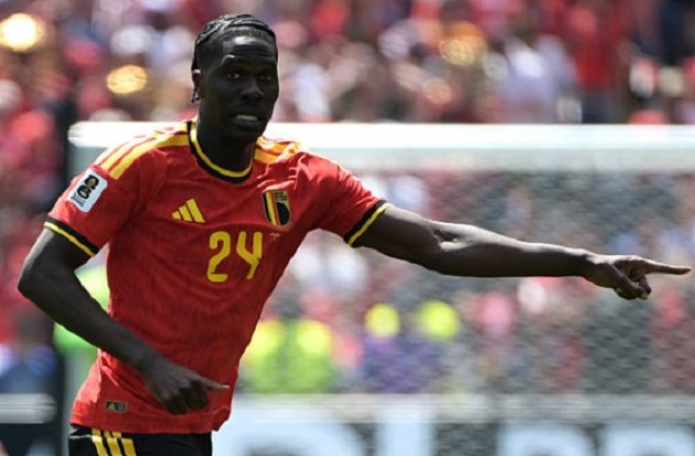 Amadou Onana (6.5): Có một trận đấu mờ nhạt, hoàn toàn thất bại trong việc áp đặt thế trận khu trung tuyến và bị rút ra trước khi trận đấu trôi qua 60 phút.

Youri Tielemans (6.8): Thi đấu không hiệu quả trong hiệp một nhưng khởi sắc hơn ở hiệp hai, chính anh là người châm ngòi cho Meunier thoát xuống dẫn đến bàn thắng.

Leandro Trossard (6.9): Sở hữu pha giật gót kiến tạo cơ hội xuất sắc cho Meunier, tuy nhiên anh không duy trì được mối đe dọa tấn công mạnh mẽ như người đồng đội.

Kevin De Bruyne (6.6): Vẫn là người dễ tạo đột biến nhất với cú đá phạt trúng cột dọc. Tuy nhiên, nhìn chung màn trình diễn của anh chưa đúng như kỳ vọng khi bỏ lỡ những cơ hội ngon ăn.

Jeremy Doku (6.9): Tận dụng tốt tốc độ và khả năng rê dắt để gây lúng túng cho đối phương, nhưng kỹ năng dứt điểm vẫn gây thất vọng khi cơ hội đến.

Charles De Ketelaere (6.5): Màn trình diễn mờ nhạt khi chỉ tạo ra một cơ hội và không sút trúng đích lần nào, nguy cơ lớn phải ngồi dự bị trận tới.