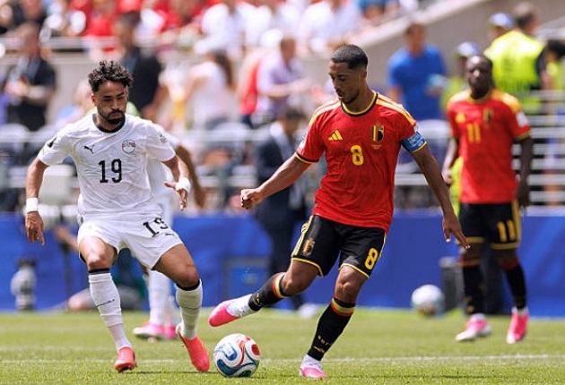 Youri Tielemans (6.8): Thi đấu không hiệu quả trong hiệp một nhưng khởi sắc hơn ở hiệp hai, chính anh là người châm ngòi cho Meunier thoát xuống dẫn đến bàn thắng.

Leandro Trossard (6.9): Sở hữu pha giật gót kiến tạo cơ hội xuất sắc cho Meunier, tuy nhiên anh không duy trì được mối đe dọa tấn công mạnh mẽ như người đồng đội.

Kevin De Bruyne (6.6): Vẫn là người dễ tạo đột biến nhất với cú đá phạt trúng cột dọc. Tuy nhiên, nhìn chung màn trình diễn của anh chưa đúng như kỳ vọng khi bỏ lỡ những cơ hội ngon ăn.

Jeremy Doku (6.9): Tận dụng tốt tốc độ và khả năng rê dắt để gây lúng túng cho đối phương, nhưng kỹ năng dứt điểm vẫn gây thất vọng khi cơ hội đến.

Charles De Ketelaere (6.5): Màn trình diễn mờ nhạt khi chỉ tạo ra một cơ hội và không sút trúng đích lần nào, nguy cơ lớn phải ngồi dự bị trận tới.