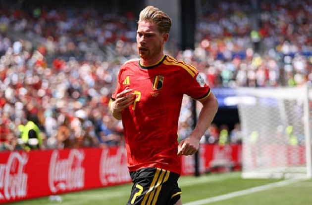 Kevin De Bruyne (6.6): Vẫn là người dễ tạo đột biến nhất với cú đá phạt trúng cột dọc. Tuy nhiên, nhìn chung màn trình diễn của anh chưa đúng như kỳ vọng khi bỏ lỡ những cơ hội ngon ăn.

Jeremy Doku (6.9): Tận dụng tốt tốc độ và khả năng rê dắt để gây lúng túng cho đối phương, nhưng kỹ năng dứt điểm vẫn gây thất vọng khi cơ hội đến.

Charles De Ketelaere (6.5): Màn trình diễn mờ nhạt khi chỉ tạo ra một cơ hội và không sút trúng đích lần nào, nguy cơ lớn phải ngồi dự bị trận tới.