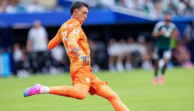 Fernando Muslera – 6.9: Thể hiện phong độ thiếu ổn định. Dù có pha cứu thua xuất thần trước cú sút của Al-Amri, sai lầm bắt bóng không dính từ pha đánh đầu của Kanno đã trực tiếp biếu cho đối thủ bàn mở tỷ số đầy tai hại.