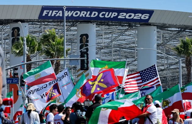 Cờ của Mỹ, cờ World Cup 2026 và cờ Iran xuất hiện trong một cuộc biểu tình bên ngoài sân vận động SoFi.

Các quan chức FBI làm việc để ổn định trật tự.


Người biểu tình tập trung bên ngoài khách sạn nơi ĐT Iran đang lưu trú trước trận đấu mở màn bảng G gặp New Zealand.


Người dân biểu tình kịch liệt bên ngoài sân. Sức nóng đó chẳng kém gì sức nóng trên sân.


CĐV Iran và ĐT Iran liên tục xuất hiện trong hàng loạt lùm xùm ngoài sân cỏ tại World Cup 2026.


Bên trong sân, quốc ca Iran đã bị la ó dữ dội.


Một số cổ động viên đã công khai bày tỏ sự không hài lòng khi các cầu thủ Iran xếp hàng quanh vòng tròn trung tâm.


Elijah Just là cầu thủ thứ ba ghi được nhiều hơn một bàn thắng trong vòng đấu đầu tiên của World Cup 2026. Anh còn là cầu thủ New Zealand đầu tiên ghi hai bàn tại đấu trường World Cup.

Ramin Rezaeian là cầu thủ nổi bật nhất của Iran với một bàn thắng và một pha kiến ​​tạo. Sau đó, anh ăn mừng tranh cãi ăn mừng bằng cách trùm chiếc áo đấu lên kín mặt.


Iran hòa New Zealand 2-2 chung cuộc. Bảng G đồng loạt xuất hiện 2 trận hòa khi Bỉ cũng bị Ai Cập cầm chân 1-1 trước đó. Iran và New Zealand tạm giữ 2 vị trí dẫn đầu do ghi nhiều bàn thắng hơn.