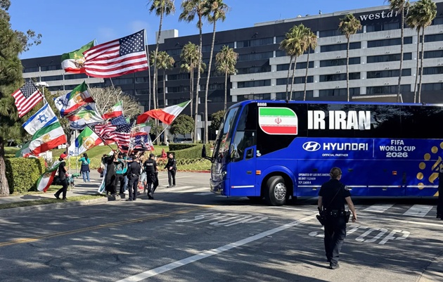 Người biểu tình tập trung bên ngoài khách sạn nơi ĐT Iran đang lưu trú trước trận đấu mở màn bảng G gặp New Zealand.
