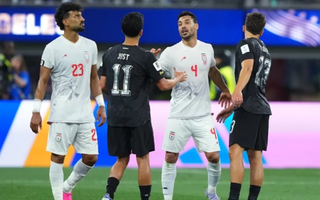 Iran hòa New Zealand 2-2 chung cuộc. Bảng G đồng loạt xuất hiện 2 trận hòa khi Bỉ cũng bị Ai Cập cầm chân 1-1 trước đó. Iran và New Zealand tạm giữ 2 vị trí dẫn đầu do ghi nhiều bàn thắng hơn.