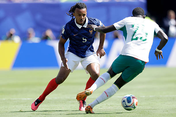 Jules Kounde (7.1): Đôi lúc gặp khó khăn bởi sự lắt léo của Sadio Mane, tuy nhiên, anh đã hỗ trợ tấn công hiệu quả và càng chơi càng tự tin hơn khi trận đấu trôi về cuối.

William Saliba (6.9): Đảm nhận vị trí trung vệ lệch trái và tỏ ra khá điềm tĩnh. Anh có một pha tắc bóng cực kỳ quan trọng ngay trong chân Sarr, ngăn chặn một tình huống nguy hiểm mười mươi.

Dayot Upamecano (7.3): Một màn trình diễn vô cùng chắc chắn. Anh đã vô hiệu hóa thành công mối đe dọa từ Sarr ngay từ đầu trận bằng khả năng phán đoán và can thiệp kịp thời.

Lucas Hernandez (7.1): Senegal tập trung khá nhiều pha lên bóng vào hành lang cánh của anh, khiến Hernandez đôi khi bị đẩy vào thế bị động do dâng cao quá mức. Trận này cựu cầu thủ AC Milan cũng không thể hiện được khả năng leo biên tấn công như thường lệ.

Adrien Rabiot (7.6): Tiếp thêm nguồn năng lượng dồi dào cho tuyến giữa bằng những pha kéo bóng xộc thẳng vào trung lộ. Anh chính là người tung ra đường chuyền dọn cỗ tuyệt vời cho bàn thắng của Barcola.

Aurelien Tchouameni (7): Đóng vai trò mỏ neo luân chuyển bóng nhịp nhàng. Anh luôn xuất hiện đúng lúc để nhận bóng và phân phối chính xác, dù không thực hiện quá nhiều đường chuyền mang tính đột biến cao.

Desire Doue (7): Dù thi đấu có phần trầm lặng trong khâu phòng ngự và thiếu đi sự đột biến ở hiệp một, Doue đã chơi tích cực hơn hẳn sau giờ nghỉ với hai tình huống suýt chút nữa đã có thể ghi bàn.

Kylian Mbappe (8.3): Một trận đấu với hai bộ mặt trái ngược. Hiệp một anh thi đấu có phần hời hợt và xử lý lỗi khá nhiều. Tuy nhiên, Mbappe bùng nổ mạnh mẽ trong hiệp hai với một pha dứt điểm lạnh lùng và một cú sút xa tuyệt đẹp để hoàn tất cú đúp, chính thức trở thành cầu thủ ghi bàn vĩ đại nhất lịch sử đội tuyển Pháp.

Michael Olise (7.8): Khởi đầu khá im hơi lặng tiếng, nhưng Olise hoàn toàn lột xác sau khi được đẩy vào đá hộ công ở hiệp hai. Anh liên tục khuấy đảo hàng thủ đối phương, trực tiếp dứt điểm nguy hiểm trước khi kiến tạo tinh tế cho Mbappe ghi bàn.

Ousmane Dembele (6.9): Dù sở hữu kỹ thuật cá nhân lắt léo và tỏ ra nguy hiểm khi có bóng giữa các tuyến, nhưng Dembele dần trở nên mờ nhạt trong hiệp hai khi Pháp không tìm được nhiều mối liên kết để đưa bóng đến chân anh.

Chấm điểm đội tuyển Pháp. Ảnh: Bongda.com.vn.