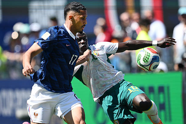 William Saliba (6.9): Đảm nhận vị trí trung vệ lệch trái và tỏ ra khá điềm tĩnh. Anh có một pha tắc bóng cực kỳ quan trọng ngay trong chân Sarr, ngăn chặn một tình huống nguy hiểm mười mươi.

Dayot Upamecano (7.3): Một màn trình diễn vô cùng chắc chắn. Anh đã vô hiệu hóa thành công mối đe dọa từ Sarr ngay từ đầu trận bằng khả năng phán đoán và can thiệp kịp thời.

Lucas Hernandez (7.1): Senegal tập trung khá nhiều pha lên bóng vào hành lang cánh của anh, khiến Hernandez đôi khi bị đẩy vào thế bị động do dâng cao quá mức. Trận này cựu cầu thủ AC Milan cũng không thể hiện được khả năng leo biên tấn công như thường lệ.

Adrien Rabiot (7.6): Tiếp thêm nguồn năng lượng dồi dào cho tuyến giữa bằng những pha kéo bóng xộc thẳng vào trung lộ. Anh chính là người tung ra đường chuyền dọn cỗ tuyệt vời cho bàn thắng của Barcola.

Aurelien Tchouameni (7): Đóng vai trò mỏ neo luân chuyển bóng nhịp nhàng. Anh luôn xuất hiện đúng lúc để nhận bóng và phân phối chính xác, dù không thực hiện quá nhiều đường chuyền mang tính đột biến cao.

Desire Doue (7): Dù thi đấu có phần trầm lặng trong khâu phòng ngự và thiếu đi sự đột biến ở hiệp một, Doue đã chơi tích cực hơn hẳn sau giờ nghỉ với hai tình huống suýt chút nữa đã có thể ghi bàn.

Kylian Mbappe (8.3): Một trận đấu với hai bộ mặt trái ngược. Hiệp một anh thi đấu có phần hời hợt và xử lý lỗi khá nhiều. Tuy nhiên, Mbappe bùng nổ mạnh mẽ trong hiệp hai với một pha dứt điểm lạnh lùng và một cú sút xa tuyệt đẹp để hoàn tất cú đúp, chính thức trở thành cầu thủ ghi bàn vĩ đại nhất lịch sử đội tuyển Pháp.

Michael Olise (7.8): Khởi đầu khá im hơi lặng tiếng, nhưng Olise hoàn toàn lột xác sau khi được đẩy vào đá hộ công ở hiệp hai. Anh liên tục khuấy đảo hàng thủ đối phương, trực tiếp dứt điểm nguy hiểm trước khi kiến tạo tinh tế cho Mbappe ghi bàn.

Ousmane Dembele (6.9): Dù sở hữu kỹ thuật cá nhân lắt léo và tỏ ra nguy hiểm khi có bóng giữa các tuyến, nhưng Dembele dần trở nên mờ nhạt trong hiệp hai khi Pháp không tìm được nhiều mối liên kết để đưa bóng đến chân anh.

Chấm điểm đội tuyển Pháp. Ảnh: Bongda.com.vn.