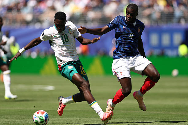 Dayot Upamecano (7.3): Một màn trình diễn vô cùng chắc chắn. Anh đã vô hiệu hóa thành công mối đe dọa từ Sarr ngay từ đầu trận bằng khả năng phán đoán và can thiệp kịp thời.

Lucas Hernandez (7.1): Senegal tập trung khá nhiều pha lên bóng vào hành lang cánh của anh, khiến Hernandez đôi khi bị đẩy vào thế bị động do dâng cao quá mức. Trận này cựu cầu thủ AC Milan cũng không thể hiện được khả năng leo biên tấn công như thường lệ.

Adrien Rabiot (7.6): Tiếp thêm nguồn năng lượng dồi dào cho tuyến giữa bằng những pha kéo bóng xộc thẳng vào trung lộ. Anh chính là người tung ra đường chuyền dọn cỗ tuyệt vời cho bàn thắng của Barcola.

Aurelien Tchouameni (7): Đóng vai trò mỏ neo luân chuyển bóng nhịp nhàng. Anh luôn xuất hiện đúng lúc để nhận bóng và phân phối chính xác, dù không thực hiện quá nhiều đường chuyền mang tính đột biến cao.

Desire Doue (7): Dù thi đấu có phần trầm lặng trong khâu phòng ngự và thiếu đi sự đột biến ở hiệp một, Doue đã chơi tích cực hơn hẳn sau giờ nghỉ với hai tình huống suýt chút nữa đã có thể ghi bàn.

Kylian Mbappe (8.3): Một trận đấu với hai bộ mặt trái ngược. Hiệp một anh thi đấu có phần hời hợt và xử lý lỗi khá nhiều. Tuy nhiên, Mbappe bùng nổ mạnh mẽ trong hiệp hai với một pha dứt điểm lạnh lùng và một cú sút xa tuyệt đẹp để hoàn tất cú đúp, chính thức trở thành cầu thủ ghi bàn vĩ đại nhất lịch sử đội tuyển Pháp.

Michael Olise (7.8): Khởi đầu khá im hơi lặng tiếng, nhưng Olise hoàn toàn lột xác sau khi được đẩy vào đá hộ công ở hiệp hai. Anh liên tục khuấy đảo hàng thủ đối phương, trực tiếp dứt điểm nguy hiểm trước khi kiến tạo tinh tế cho Mbappe ghi bàn.

Ousmane Dembele (6.9): Dù sở hữu kỹ thuật cá nhân lắt léo và tỏ ra nguy hiểm khi có bóng giữa các tuyến, nhưng Dembele dần trở nên mờ nhạt trong hiệp hai khi Pháp không tìm được nhiều mối liên kết để đưa bóng đến chân anh.

Chấm điểm đội tuyển Pháp. Ảnh: Bongda.com.vn.
