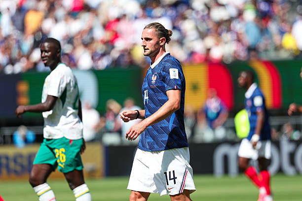 Adrien Rabiot (7.6): Tiếp thêm nguồn năng lượng dồi dào cho tuyến giữa bằng những pha kéo bóng xộc thẳng vào trung lộ. Anh chính là người tung ra đường chuyền dọn cỗ tuyệt vời cho bàn thắng của Barcola.

Aurelien Tchouameni (7): Đóng vai trò mỏ neo luân chuyển bóng nhịp nhàng. Anh luôn xuất hiện đúng lúc để nhận bóng và phân phối chính xác, dù không thực hiện quá nhiều đường chuyền mang tính đột biến cao.

Desire Doue (7): Dù thi đấu có phần trầm lặng trong khâu phòng ngự và thiếu đi sự đột biến ở hiệp một, Doue đã chơi tích cực hơn hẳn sau giờ nghỉ với hai tình huống suýt chút nữa đã có thể ghi bàn.

Kylian Mbappe (8.3): Một trận đấu với hai bộ mặt trái ngược. Hiệp một anh thi đấu có phần hời hợt và xử lý lỗi khá nhiều. Tuy nhiên, Mbappe bùng nổ mạnh mẽ trong hiệp hai với một pha dứt điểm lạnh lùng và một cú sút xa tuyệt đẹp để hoàn tất cú đúp, chính thức trở thành cầu thủ ghi bàn vĩ đại nhất lịch sử đội tuyển Pháp.

Michael Olise (7.8): Khởi đầu khá im hơi lặng tiếng, nhưng Olise hoàn toàn lột xác sau khi được đẩy vào đá hộ công ở hiệp hai. Anh liên tục khuấy đảo hàng thủ đối phương, trực tiếp dứt điểm nguy hiểm trước khi kiến tạo tinh tế cho Mbappe ghi bàn.

Ousmane Dembele (6.9): Dù sở hữu kỹ thuật cá nhân lắt léo và tỏ ra nguy hiểm khi có bóng giữa các tuyến, nhưng Dembele dần trở nên mờ nhạt trong hiệp hai khi Pháp không tìm được nhiều mối liên kết để đưa bóng đến chân anh.

Chấm điểm đội tuyển Pháp. Ảnh: Bongda.com.vn.