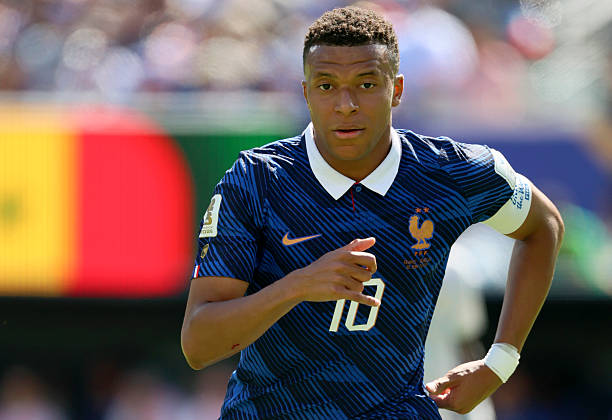 Kylian Mbappe (8.3): Một trận đấu với hai bộ mặt trái ngược. Hiệp một anh thi đấu có phần hời hợt và xử lý lỗi khá nhiều. Tuy nhiên, Mbappe bùng nổ mạnh mẽ trong hiệp hai với một pha dứt điểm lạnh lùng và một cú sút xa tuyệt đẹp để hoàn tất cú đúp, chính thức trở thành cầu thủ ghi bàn vĩ đại nhất lịch sử đội tuyển Pháp.

Michael Olise (7.8): Khởi đầu khá im hơi lặng tiếng, nhưng Olise hoàn toàn lột xác sau khi được đẩy vào đá hộ công ở hiệp hai. Anh liên tục khuấy đảo hàng thủ đối phương, trực tiếp dứt điểm nguy hiểm trước khi kiến tạo tinh tế cho Mbappe ghi bàn.

Ousmane Dembele (6.9): Dù sở hữu kỹ thuật cá nhân lắt léo và tỏ ra nguy hiểm khi có bóng giữa các tuyến, nhưng Dembele dần trở nên mờ nhạt trong hiệp hai khi Pháp không tìm được nhiều mối liên kết để đưa bóng đến chân anh.

Chấm điểm đội tuyển Pháp. Ảnh: Bongda.com.vn.