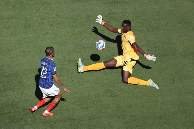 Edouard Mendy – 6.5 điểm: Dù phải vào lưới nhặt bóng 3 lần, Mendy vẫn có một số pha cứu thua quan trọng để giữ hy vọng cho Senegal trong hiệp một.