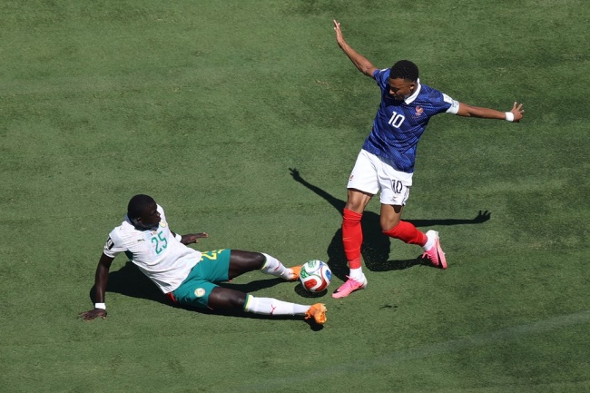 Malick Diouf – 6.0 điểm: Diouf thể hiện khả năng lên công về thủ nhịp nhàng. Anh có một vài tình huống tắc bóng ấn tượng ngay trong chân Mbappe, đồng thời tích cực hỗ trợ Nicolas Jackson trong các pha hãm thành.