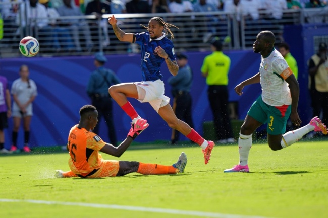 Kalidou Koulibaly – 6.0 điểm: Thủ lĩnh hàng thủ Senegal đã có một hiệp một chỉ huy chắc chắn, giúp Senegal đứng vững trước sức ép. Dù vậy, sang hiệp hai, anh bắt đầu bộc lộ dấu hiệu tuổi tác khi không thể theo kịp tốc độ của hàng công Pháp.