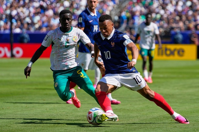 Idrissa Gana Gueye – 6.1 điểm: Luôn là bức tường vững chắc trước hàng phòng ngự. Gueye duy trì tính kỷ luật vị trí và khả năng đánh chặn ấn tượng suốt thời gian trên sân.