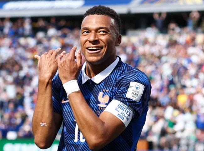Mbappe vượt qua Giroud đi vào sử sách tuyển Pháp.