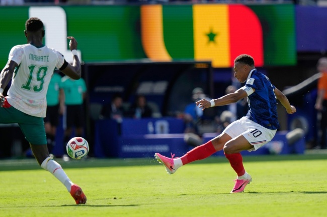 Mbappe lập cú đúp bàn thắng vào lưới Senegal.