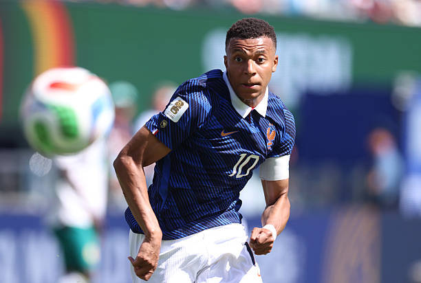 Kylian Mbappe gặp nhiều khó khăn trong 45 phút đầu tiên.