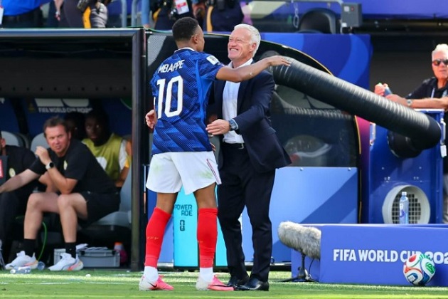 Deschamps rất biết cách dùng Mbappe.