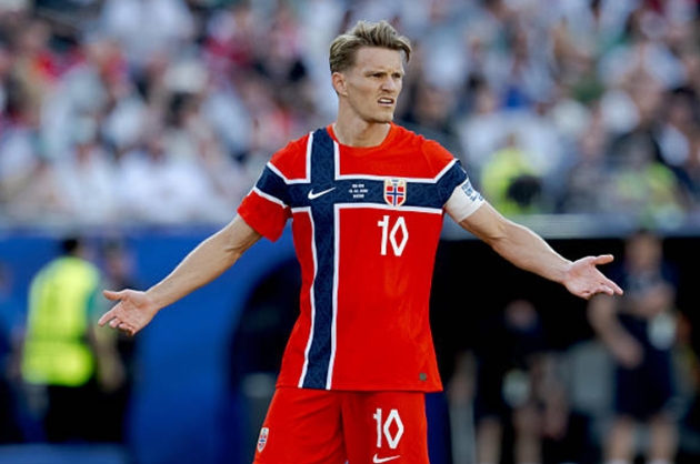 Tiền vệ Martin Odegaard - 7.3: Nhạc trưởng không thể thay thế. Khả năng điều tiết nhịp độ xuất sắc, anh ghi dấu ấn đậm nét với quả phạt góc chuẩn xác từng milimet dẫn đến bàn thắng thứ ba.
