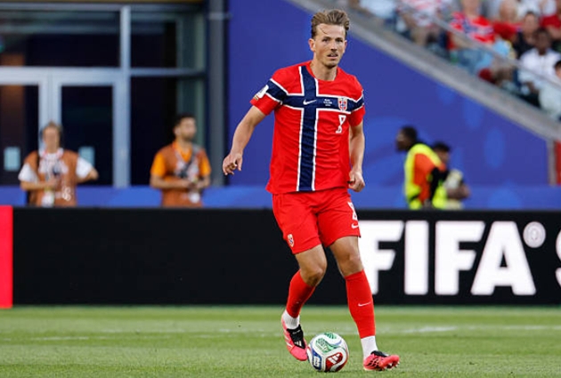 Tiền vệ Sander Berge - 7: Điểm tựa vững chắc nơi tuyến giữa. Thể hình lý tưởng giúp anh càn lướt tốt, thu hồi bóng hiệu quả và giảm tải đáng kể áp lực cho hệ thống phòng ngự phía sau.