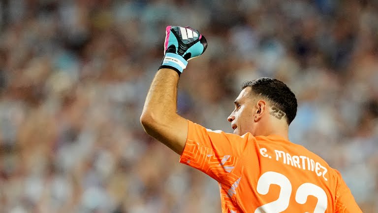 Emiliano Martinez (6.8 điểm): Một ngày thi đấu khá nhàn nhã của thủ thành đang khoác áo Aston Villa khi đối thủ không tạo ra pha dứt điểm trúng đích nào.