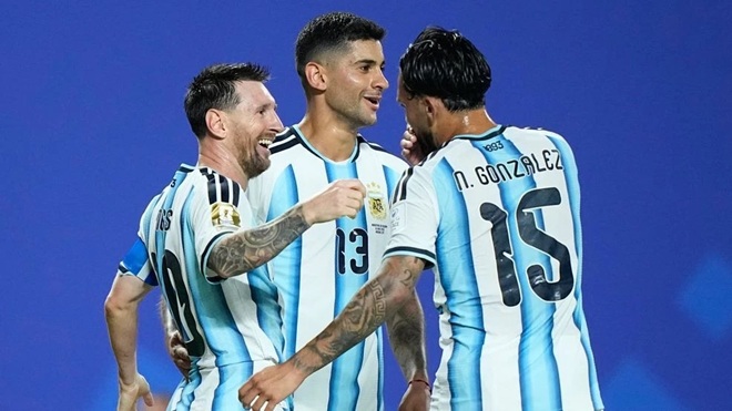 Cristian Romero (7.0 điểm): "Đá tảng" của Argentina duy trì sự máu lửa và quyết đoán trong các pha tranh chấp tay đôi.