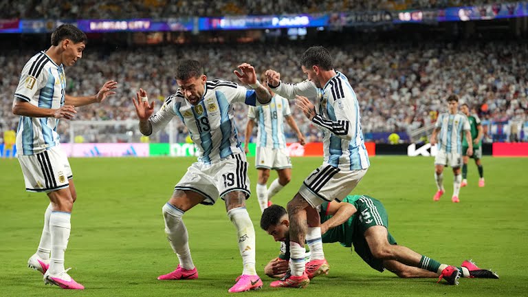 Rodrigo De Paul (7.5 điểm): "Cận vệ" của Messi tiếp tục cho thấy nguồn năng lượng vô tận khi có mặt ở mọi điểm nóng trên sân. Chính De Paul là người thực hiện đường kiến tạo thông minh để Messi khai thông thế bế tắc, mở ra chiến thắng đậm đà cho đội nhà.