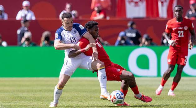 Jonathan David (áo đỏ) là niềm hy vọng lớn của Canada.