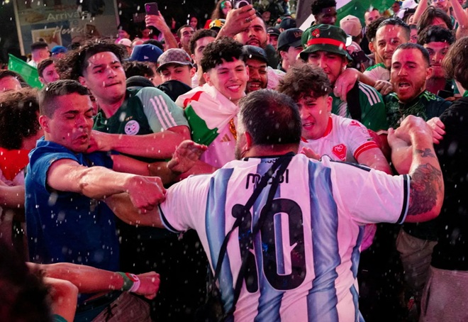 CĐV Argentina và Algeria đánh nhau dù trận đấu ở cách đó rất xa.