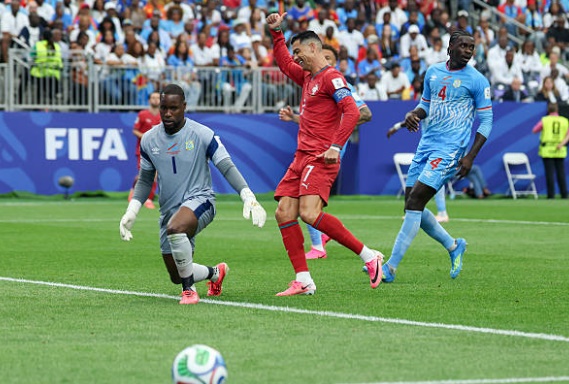 Ronaldo im tiếng trong ngày Bồ Đào Nha chia điểm với Congo.