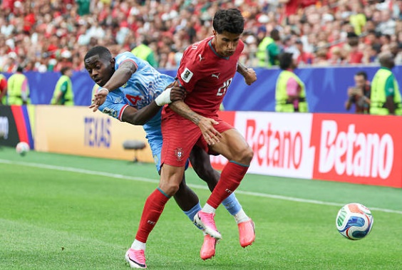 Joao Cancelo (6.7): Thi đấu năng nổ bên hành lang cánh phải với nhiều tình huống dâng cao hỗ trợ tấn công. Anh có một pha dứt điểm tung lưới đối phương đầy ngẫu hứng nhưng đáng tiếc bàn thắng bị từ chối do lỗi việt vị rõ ràng.

Tomas Araujo (6.4): Một trận đấu đầy khó khăn của trung vệ trẻ này. Anh phải nhận thẻ vàng và trực tiếp mắc lỗi trong tình huống để Wissa thoát xuống ghi bàn gỡ hòa do thiếu tập trung trong việc theo kèm người.

Renato Veiga (6.9): Thể hiện sự chững chạc khi thay thế vai trò của Ruben Dias. Khả năng đọc trận đấu và sự mạnh mẽ trong các pha tranh chấp tay đôi giúp anh trở thành chốt chặn đáng tin cậy nhất nơi hàng thủ.

Nuno Mendes (6.7): Tận dụng tốc độ để liên tục khoan phá cánh trái của đối thủ. Tuy nhiên, hiệu quả từ những quả tạt và đường chuyền cuối cùng của anh lại không cao như kỳ vọng trước khi được thay ra nghỉ.

Vitinha (6.8): Giữ vai trò điều tiết nhịp độ trận đấu ổn định với tỷ lệ chuyền bóng chính xác cao. Tuy nhiên, nhà vô địch Champions League thiếu đi những đường chuyền mang tính sát thương cao để phá vỡ khối phòng ngự lùi sâu của CHDC Congo.

Joao Neves (7.5): Cầu thủ xuất sắc nhất trận đấu của Bồ Đào Nha. Neves không chỉ ghi bàn mở tỷ số bằng pha không chiến đẳng cấp mà còn hoạt động không mệt mỏi, có mặt ở mọi điểm nóng để thu hồi và triển khai bóng.

Bruno Fernandes (6.8): Đội trưởng của Man Utd thi đấu đầy nỗ lực nhưng lại thiếu đi sự sắc sảo thường thấy. Anh thường xuyên bị vây ráp chặt chẽ, dẫn đến việc không thể tạo ra những cơ hội thực sự rõ rệt cho các đồng đội phía trên.

Pedro Neto (7.1): Ghi điểm với pha kiến tạo chuẩn xác cho Neves lập công. Dù khởi đầu đầy hứa hẹn với tốc độ và kỹ thuật cá nhân, Neto dần bị phong tỏa và không còn duy trì được sự nguy hiểm ở hiệp thi đấu thứ hai.

Bernardo Silva (5.7): Điểm thấp nhất trong đội hình chính. Tiền vệ 31 tuổi có một ngày thi đấu nhạt nhòa, phải nhận một thẻ vàng và gần như mất hút bên hành lang cánh trước khi bị thay ra sớm.

Cristiano Ronaldo (6.5): Dù nhận được sự kỳ vọng cao, siêu sao 41 tuổi tỏ ra lạc lõng, bỏ lỡ một số cơ hội thuận lợi và chưa thể chấm dứt cơn khát bàn thắng của mình.