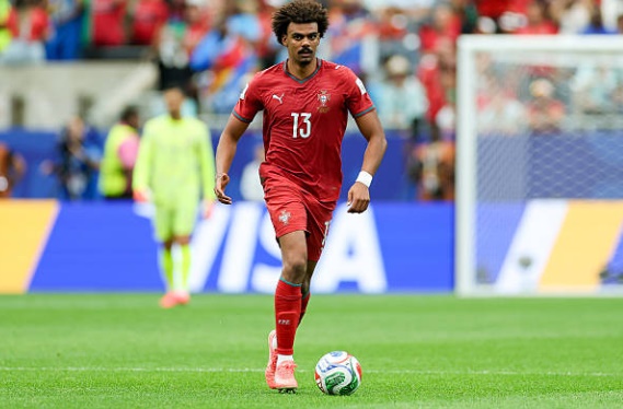 Renato Veiga (6.9): Thể hiện sự chững chạc khi thay thế vai trò của Ruben Dias. Khả năng đọc trận đấu và sự mạnh mẽ trong các pha tranh chấp tay đôi giúp anh trở thành chốt chặn đáng tin cậy nhất nơi hàng thủ.

Nuno Mendes (6.7): Tận dụng tốc độ để liên tục khoan phá cánh trái của đối thủ. Tuy nhiên, hiệu quả từ những quả tạt và đường chuyền cuối cùng của anh lại không cao như kỳ vọng trước khi được thay ra nghỉ.

Vitinha (6.8): Giữ vai trò điều tiết nhịp độ trận đấu ổn định với tỷ lệ chuyền bóng chính xác cao. Tuy nhiên, nhà vô địch Champions League thiếu đi những đường chuyền mang tính sát thương cao để phá vỡ khối phòng ngự lùi sâu của CHDC Congo.

Joao Neves (7.5): Cầu thủ xuất sắc nhất trận đấu của Bồ Đào Nha. Neves không chỉ ghi bàn mở tỷ số bằng pha không chiến đẳng cấp mà còn hoạt động không mệt mỏi, có mặt ở mọi điểm nóng để thu hồi và triển khai bóng.

Bruno Fernandes (6.8): Đội trưởng của Man Utd thi đấu đầy nỗ lực nhưng lại thiếu đi sự sắc sảo thường thấy. Anh thường xuyên bị vây ráp chặt chẽ, dẫn đến việc không thể tạo ra những cơ hội thực sự rõ rệt cho các đồng đội phía trên.

Pedro Neto (7.1): Ghi điểm với pha kiến tạo chuẩn xác cho Neves lập công. Dù khởi đầu đầy hứa hẹn với tốc độ và kỹ thuật cá nhân, Neto dần bị phong tỏa và không còn duy trì được sự nguy hiểm ở hiệp thi đấu thứ hai.

Bernardo Silva (5.7): Điểm thấp nhất trong đội hình chính. Tiền vệ 31 tuổi có một ngày thi đấu nhạt nhòa, phải nhận một thẻ vàng và gần như mất hút bên hành lang cánh trước khi bị thay ra sớm.

Cristiano Ronaldo (6.5): Dù nhận được sự kỳ vọng cao, siêu sao 41 tuổi tỏ ra lạc lõng, bỏ lỡ một số cơ hội thuận lợi và chưa thể chấm dứt cơn khát bàn thắng của mình.