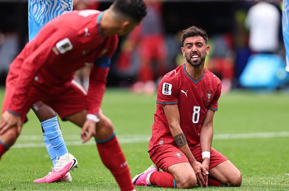 Bruno Fernandes (6.8): Đội trưởng của Man Utd thi đấu đầy nỗ lực nhưng lại thiếu đi sự sắc sảo thường thấy. Anh thường xuyên bị vây ráp chặt chẽ, dẫn đến việc không thể tạo ra những cơ hội thực sự rõ rệt cho các đồng đội phía trên.

Pedro Neto (7.1): Ghi điểm với pha kiến tạo chuẩn xác cho Neves lập công. Dù khởi đầu đầy hứa hẹn với tốc độ và kỹ thuật cá nhân, Neto dần bị phong tỏa và không còn duy trì được sự nguy hiểm ở hiệp thi đấu thứ hai.

Bernardo Silva (5.7): Điểm thấp nhất trong đội hình chính. Tiền vệ 31 tuổi có một ngày thi đấu nhạt nhòa, phải nhận một thẻ vàng và gần như mất hút bên hành lang cánh trước khi bị thay ra sớm.

Cristiano Ronaldo (6.5): Dù nhận được sự kỳ vọng cao, siêu sao 41 tuổi tỏ ra lạc lõng, bỏ lỡ một số cơ hội thuận lợi và chưa thể chấm dứt cơn khát bàn thắng của mình.