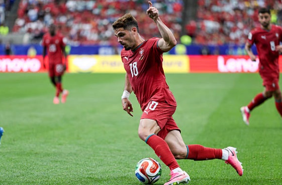 Pedro Neto (7.1): Ghi điểm với pha kiến tạo chuẩn xác cho Neves lập công. Dù khởi đầu đầy hứa hẹn với tốc độ và kỹ thuật cá nhân, Neto dần bị phong tỏa và không còn duy trì được sự nguy hiểm ở hiệp thi đấu thứ hai.

Bernardo Silva (5.7): Điểm thấp nhất trong đội hình chính. Tiền vệ 31 tuổi có một ngày thi đấu nhạt nhòa, phải nhận một thẻ vàng và gần như mất hút bên hành lang cánh trước khi bị thay ra sớm.

Cristiano Ronaldo (6.5): Dù nhận được sự kỳ vọng cao, siêu sao 41 tuổi tỏ ra lạc lõng, bỏ lỡ một số cơ hội thuận lợi và chưa thể chấm dứt cơn khát bàn thắng của mình.