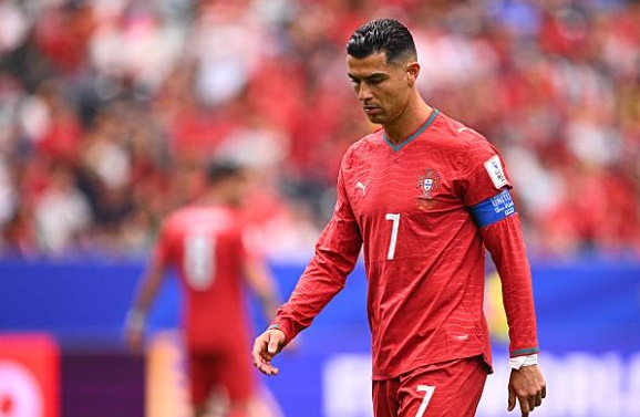 Cristiano Ronaldo (6.5): Dù nhận được sự kỳ vọng cao, siêu sao 41 tuổi tỏ ra lạc lõng, bỏ lỡ một số cơ hội thuận lợi và chưa thể chấm dứt cơn khát bàn thắng của mình.