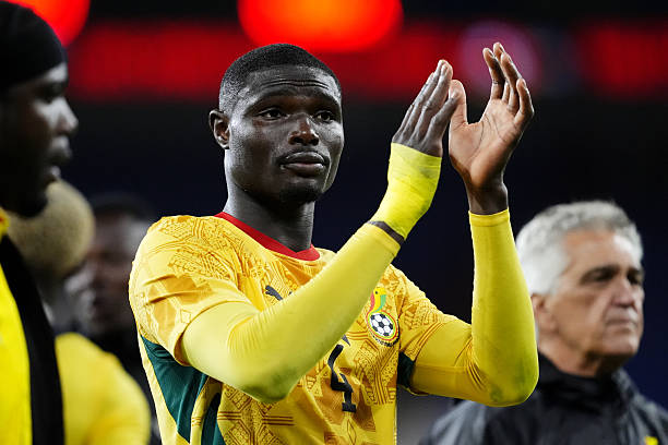 Jonas Adjetey (8.0): Một chốt chặn đáng tin cậy của tuyển Ghana. Khả năng đọc tình huống và cản phá kịp thời của anh giúp đội nhà hóa giải nhiều pha bóng nguy hiểm từ các chân sút Panama. Đặc biệt, tình huống lao lên đánh đầu suýt thành bàn cũng cho thấy sự đa dạng trong lối chơi của hậu vệ này.

Jerome Opoku (7.9): Cùng với Adjetey, Opoku tạo thành bộ đôi trung vệ vững chắc, bịt kín mọi ngả đường tiến vào khung thành. Sự điềm tĩnh, chắc chắn và kinh nghiệm thi đấu của anh mang lại sự an tâm tuyệt đối cho hàng phòng ngự.

Gideon Mensah (7.8): Hoạt động năng nổ bên cánh trái, anh không chỉ hoàn thành nhiệm vụ phòng ngự mà còn nhiều lần tạo đột biến với những đường tạt bóng có độ xoáy cao, gây khó dễ cho hàng thủ đối phương.

Antoine Semenyo (7.3): Tiền vệ thuộc biên chế Manchester City đã có màn trình diễn xuất sắc, đặc biệt là ở những phút cuối. Không chỉ là nhạc trưởng điều tiết nhịp độ tấn công, anh còn trực tiếp kiến tạo hai cơ hội ngon ăn nhất, trong đó có tình huống dẫn đến bàn thắng quyết định.

Caleb Yirenkyi (7.8): Người hùng của trận đấu. Dù thi đấu ở vị trí tiền vệ trung tâm và có phần thầm lặng ở tuyến giữa, anh đã tỏa sáng đúng lúc bằng cú dứt điểm ở cự ly gần để ghi bàn thắng duy nhất mang về trọn vẹn 3 điểm cho Ghana. 

Elisha Owusu (6.6): Được kỳ vọng sẽ là nhân tố kiến thiết lối chơi, tuy nhiên, màn thể hiện của anh lại khá nhạt nhòa. Những đường chuyền từ cầu thủ này chưa đủ sức xuyên phá hàng thủ đối phương.

Ernest Nuamah (6.7): Có đôi chút đột biến trong các pha xử lý bóng, tuy nhiên, anh vẫn thiếu sự tinh tế trong những đường chuyền quyết định để mở ra các cơ hội ghi bàn cho đồng đội.

Kamaldeen Sulemana (6.6): Có một trận đấu mờ nhạt, anh không tạo ra được áp lực đủ lớn lên hàng phòng ngự đối phương. Việc bị kèm cặp quá chặt đã khiến cầu thủ này không thể phát huy tối đa thế mạnh của bản thân.

Jordan Ayew (6.8): Đội trưởng của Ghana đã có một ngày thi đấu không mấy suôn sẻ khi luôn bị khóa chặt bởi các hậu vệ đối phương. Tuy nhiên, tầm ảnh hưởng của anh trên sân vẫn là một điểm tựa quan trọng cho toàn đội.

Chấm điểm đội hình Ghana. Ảnh: Bongda.com.vn.