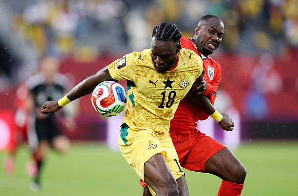 Jerome Opoku (7.9): Cùng với Adjetey, Opoku tạo thành bộ đôi trung vệ vững chắc, bịt kín mọi ngả đường tiến vào khung thành. Sự điềm tĩnh, chắc chắn và kinh nghiệm thi đấu của anh mang lại sự an tâm tuyệt đối cho hàng phòng ngự.

Gideon Mensah (7.8): Hoạt động năng nổ bên cánh trái, anh không chỉ hoàn thành nhiệm vụ phòng ngự mà còn nhiều lần tạo đột biến với những đường tạt bóng có độ xoáy cao, gây khó dễ cho hàng thủ đối phương.

Antoine Semenyo (7.3): Tiền vệ thuộc biên chế Manchester City đã có màn trình diễn xuất sắc, đặc biệt là ở những phút cuối. Không chỉ là nhạc trưởng điều tiết nhịp độ tấn công, anh còn trực tiếp kiến tạo hai cơ hội ngon ăn nhất, trong đó có tình huống dẫn đến bàn thắng quyết định.

Caleb Yirenkyi (7.8): Người hùng của trận đấu. Dù thi đấu ở vị trí tiền vệ trung tâm và có phần thầm lặng ở tuyến giữa, anh đã tỏa sáng đúng lúc bằng cú dứt điểm ở cự ly gần để ghi bàn thắng duy nhất mang về trọn vẹn 3 điểm cho Ghana. 

Elisha Owusu (6.6): Được kỳ vọng sẽ là nhân tố kiến thiết lối chơi, tuy nhiên, màn thể hiện của anh lại khá nhạt nhòa. Những đường chuyền từ cầu thủ này chưa đủ sức xuyên phá hàng thủ đối phương.

Ernest Nuamah (6.7): Có đôi chút đột biến trong các pha xử lý bóng, tuy nhiên, anh vẫn thiếu sự tinh tế trong những đường chuyền quyết định để mở ra các cơ hội ghi bàn cho đồng đội.

Kamaldeen Sulemana (6.6): Có một trận đấu mờ nhạt, anh không tạo ra được áp lực đủ lớn lên hàng phòng ngự đối phương. Việc bị kèm cặp quá chặt đã khiến cầu thủ này không thể phát huy tối đa thế mạnh của bản thân.

Jordan Ayew (6.8): Đội trưởng của Ghana đã có một ngày thi đấu không mấy suôn sẻ khi luôn bị khóa chặt bởi các hậu vệ đối phương. Tuy nhiên, tầm ảnh hưởng của anh trên sân vẫn là một điểm tựa quan trọng cho toàn đội.

Chấm điểm đội hình Ghana. Ảnh: Bongda.com.vn.