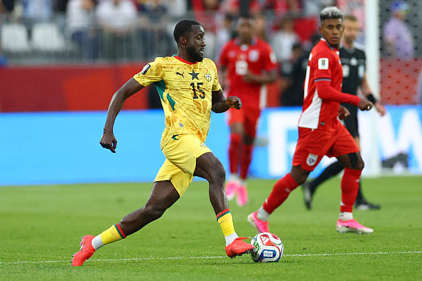 Elisha Owusu (6.6): Được kỳ vọng sẽ là nhân tố kiến thiết lối chơi, tuy nhiên, màn thể hiện của anh lại khá nhạt nhòa. Những đường chuyền từ cầu thủ này chưa đủ sức xuyên phá hàng thủ đối phương.

Ernest Nuamah (6.7): Có đôi chút đột biến trong các pha xử lý bóng, tuy nhiên, anh vẫn thiếu sự tinh tế trong những đường chuyền quyết định để mở ra các cơ hội ghi bàn cho đồng đội.

Kamaldeen Sulemana (6.6): Có một trận đấu mờ nhạt, anh không tạo ra được áp lực đủ lớn lên hàng phòng ngự đối phương. Việc bị kèm cặp quá chặt đã khiến cầu thủ này không thể phát huy tối đa thế mạnh của bản thân.

Jordan Ayew (6.8): Đội trưởng của Ghana đã có một ngày thi đấu không mấy suôn sẻ khi luôn bị khóa chặt bởi các hậu vệ đối phương. Tuy nhiên, tầm ảnh hưởng của anh trên sân vẫn là một điểm tựa quan trọng cho toàn đội.

Chấm điểm đội hình Ghana. Ảnh: Bongda.com.vn.