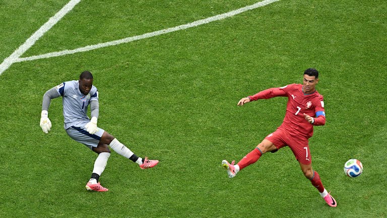 CR7 không có cú sút nào trúng đích.