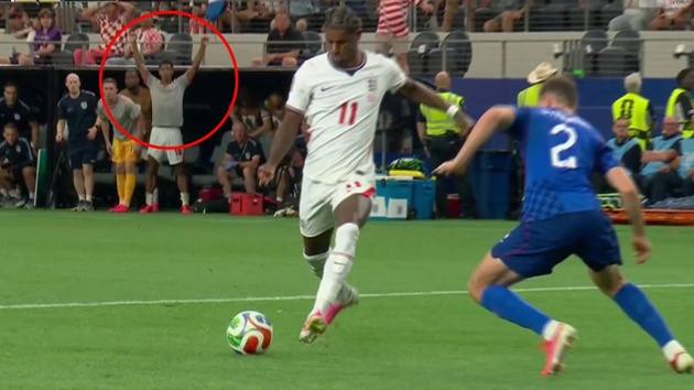 Bellingham đầy tự tin ăn mừng trước khi Rashford ghi bàn.