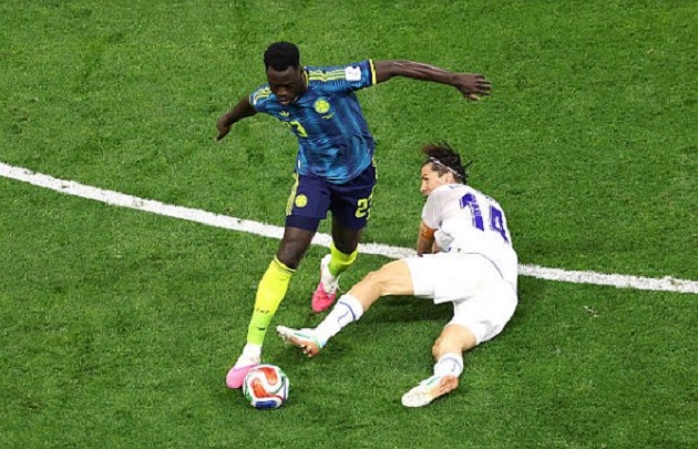Davinson Sanchez (7.1): Trung vệ giàu kinh nghiệm có một trận đấu tròn vai khi chỉ huy hàng thủ tương đối chắc chắn, dù có một khoảnh khắc để Shomurodov vượt qua trong hiệp một nhưng đồng đội đã bọc lót kịp thời.

Jhon Lucumi (6.9): Chơi ở trung tâm hàng thủ bên cạnh Sanchez, anh thi đấu tập trung và có tình huống bọc lót rất kịp thời sau khi người đá cặp bị đối phương vượt qua.

Johan Mojica (7): Hậu vệ trái thi đấu đầy cố gắng bên hành lang cánh nhưng sớm phải nhận thẻ vàng ngay từ phút thứ 7 sau tình huống phạm lỗi nguy hiểm và phải chơi cẩn trọng trong phần lớn thời gian.

Gustavo Puerta (7.1): Tiền vệ trung tâm chơi năng nổ, chứng minh niềm tin của HLV Lorenzo là đúng đắn với pha cướp bóng ở giữa sân rồi kiến tạo dọn cỗ cho Luis Diaz ghi bàn thắng quan trọng nâng tỷ số lên 2-1.

Jefferson Lerma (7.1): Mỏ neo nơi tuyến giữa chơi thầm lặng nhưng vô cùng hiệu quả trong việc đánh chặn. Anh cũng suýt chút nữa điền tên mình lên bảng tỷ số với cú dứt điểm sạt cột dọc ở hiệp hai.

Jhon Arias (7): Tiền vệ này sở hữu những pha xử lý mang tính đột biến cao, bao gồm đường chọc khe tinh tế cho Diaz sút trúng cột dọc và một cú dứt điểm hiểm hóc suýt thành bàn trong hiệp một.

James Rodriguez (7): Người đội trưởng 34 tuổi vẫn giữ vai trò nhạc trưởng với những pha điều tiết, chuyền dài chuyển trạng thái tốt. Tuy nhiên, NHM vẫn chờ đợi sự bùng nổ nhiều hơn từ James.

Luis Suarez (6.9): Tiền đạo cắm chơi xông xáo và tích cực pressing trên hàng công nhưng không có nhiều khoảng trống cũng như cơ hội dứt điểm thực sự rõ ràng trước hàng thủ dày đặc của Uzbekistan.

Luis Diaz (8.3): Ngôi sao sáng nhất trận đấu với một kiến tạo đẳng cấp cho Munoz mở tỷ số, một cú sút trúng cột dọc và tự mình ghi bàn thắng quan trọng giúp Colombia tái lập thế dẫn bàn.