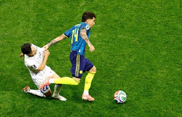 Gustavo Puerta (7.1): Tiền vệ trung tâm chơi năng nổ, chứng minh niềm tin của HLV Lorenzo là đúng đắn với pha cướp bóng ở giữa sân rồi kiến tạo dọn cỗ cho Luis Diaz ghi bàn thắng quan trọng nâng tỷ số lên 2-1.

Jefferson Lerma (7.1): Mỏ neo nơi tuyến giữa chơi thầm lặng nhưng vô cùng hiệu quả trong việc đánh chặn. Anh cũng suýt chút nữa điền tên mình lên bảng tỷ số với cú dứt điểm sạt cột dọc ở hiệp hai.

Jhon Arias (7): Tiền vệ này sở hữu những pha xử lý mang tính đột biến cao, bao gồm đường chọc khe tinh tế cho Diaz sút trúng cột dọc và một cú dứt điểm hiểm hóc suýt thành bàn trong hiệp một.

James Rodriguez (7): Người đội trưởng 34 tuổi vẫn giữ vai trò nhạc trưởng với những pha điều tiết, chuyền dài chuyển trạng thái tốt. Tuy nhiên, NHM vẫn chờ đợi sự bùng nổ nhiều hơn từ James.

Luis Suarez (6.9): Tiền đạo cắm chơi xông xáo và tích cực pressing trên hàng công nhưng không có nhiều khoảng trống cũng như cơ hội dứt điểm thực sự rõ ràng trước hàng thủ dày đặc của Uzbekistan.

Luis Diaz (8.3): Ngôi sao sáng nhất trận đấu với một kiến tạo đẳng cấp cho Munoz mở tỷ số, một cú sút trúng cột dọc và tự mình ghi bàn thắng quan trọng giúp Colombia tái lập thế dẫn bàn.