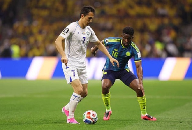 Jefferson Lerma (7.1): Mỏ neo nơi tuyến giữa chơi thầm lặng nhưng vô cùng hiệu quả trong việc đánh chặn. Anh cũng suýt chút nữa điền tên mình lên bảng tỷ số với cú dứt điểm sạt cột dọc ở hiệp hai.

Jhon Arias (7): Tiền vệ này sở hữu những pha xử lý mang tính đột biến cao, bao gồm đường chọc khe tinh tế cho Diaz sút trúng cột dọc và một cú dứt điểm hiểm hóc suýt thành bàn trong hiệp một.

James Rodriguez (7): Người đội trưởng 34 tuổi vẫn giữ vai trò nhạc trưởng với những pha điều tiết, chuyền dài chuyển trạng thái tốt. Tuy nhiên, NHM vẫn chờ đợi sự bùng nổ nhiều hơn từ James.

Luis Suarez (6.9): Tiền đạo cắm chơi xông xáo và tích cực pressing trên hàng công nhưng không có nhiều khoảng trống cũng như cơ hội dứt điểm thực sự rõ ràng trước hàng thủ dày đặc của Uzbekistan.

Luis Diaz (8.3): Ngôi sao sáng nhất trận đấu với một kiến tạo đẳng cấp cho Munoz mở tỷ số, một cú sút trúng cột dọc và tự mình ghi bàn thắng quan trọng giúp Colombia tái lập thế dẫn bàn.