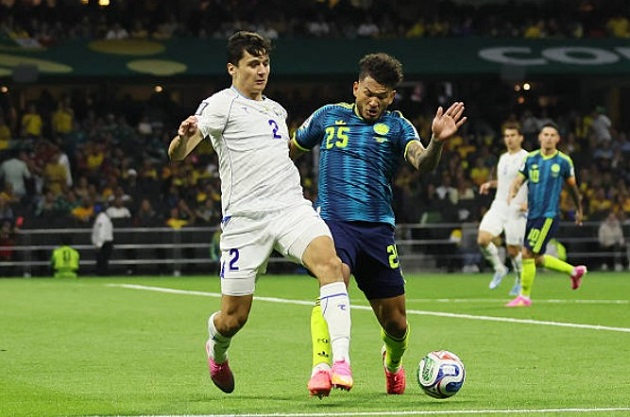 Luis Suarez (6.9): Tiền đạo cắm chơi xông xáo và tích cực pressing trên hàng công nhưng không có nhiều khoảng trống cũng như cơ hội dứt điểm thực sự rõ ràng trước hàng thủ dày đặc của Uzbekistan.

Luis Diaz (8.3): Ngôi sao sáng nhất trận đấu với một kiến tạo đẳng cấp cho Munoz mở tỷ số, một cú sút trúng cột dọc và tự mình ghi bàn thắng quan trọng giúp Colombia tái lập thế dẫn bàn.